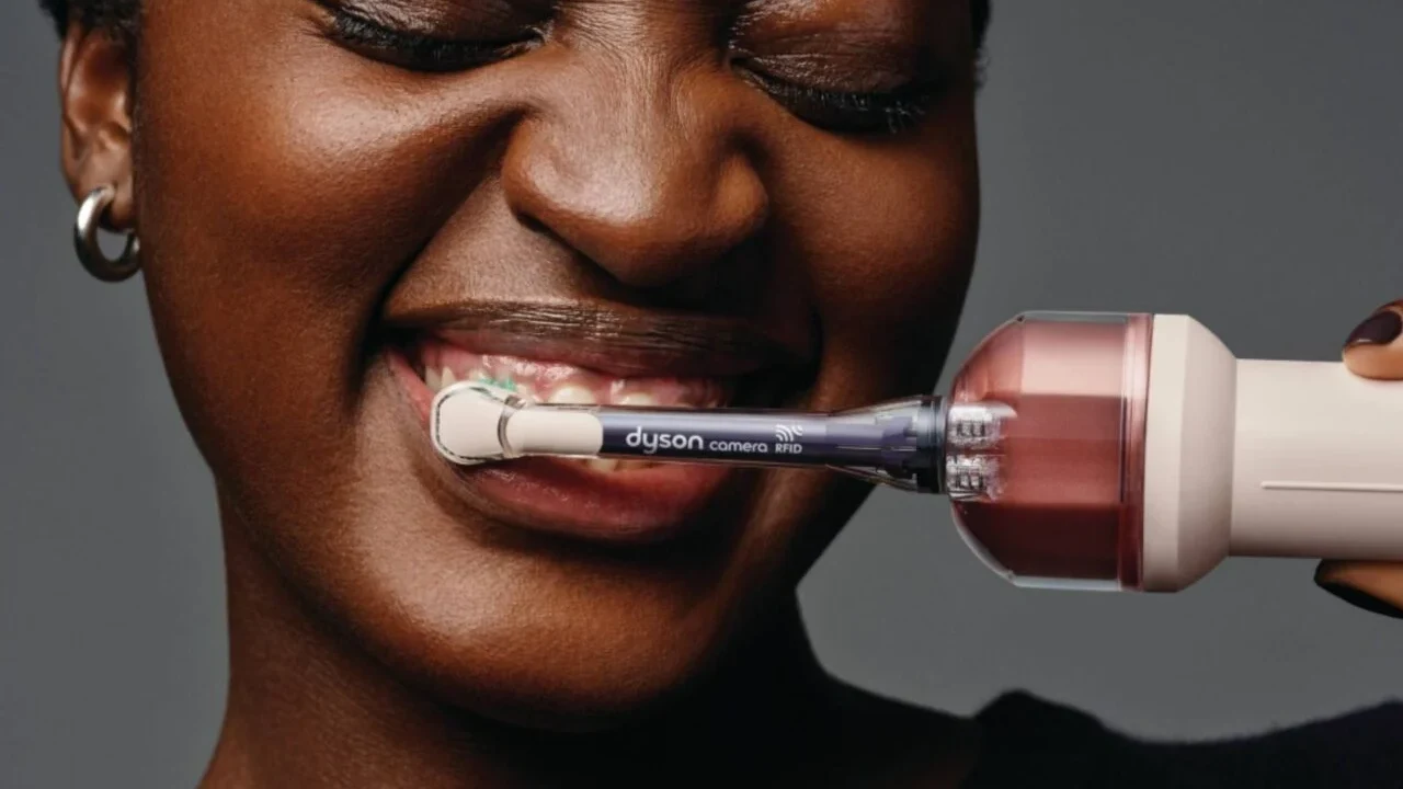 La brosse à dents Dyson CameraJet intègre une caméra et une intelligence artificielle