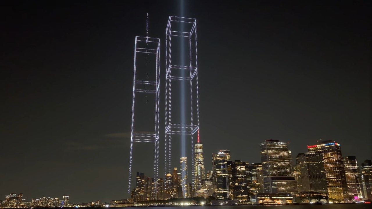 Hommage du 11 Septembre à New York : 2 977 drones recréent les tours jumelles