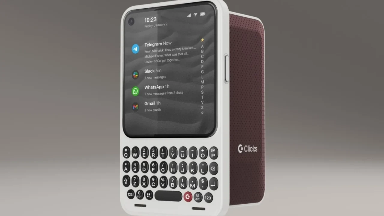 Clicks précise les caractéristiques finales et les accessoires de son smartphone Communicator attendu en décembre